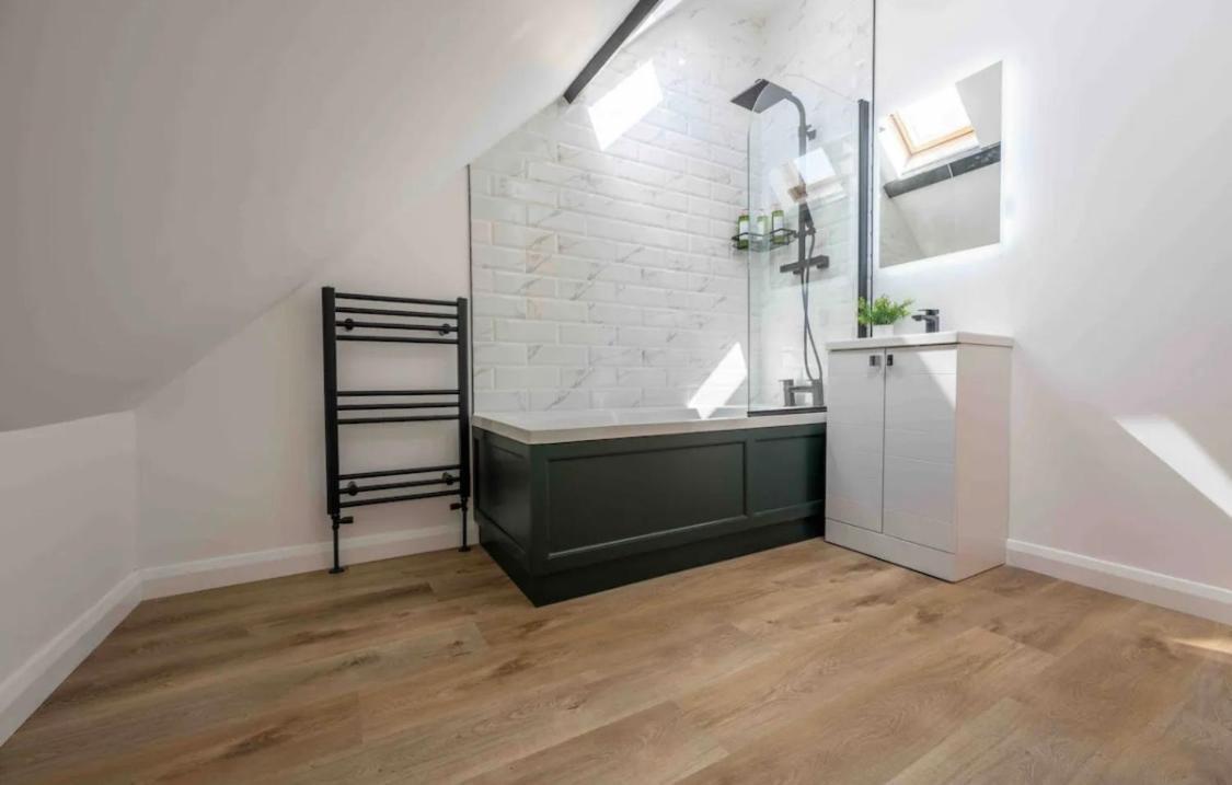 Chalet The Old School Sleeps 14 Lymington