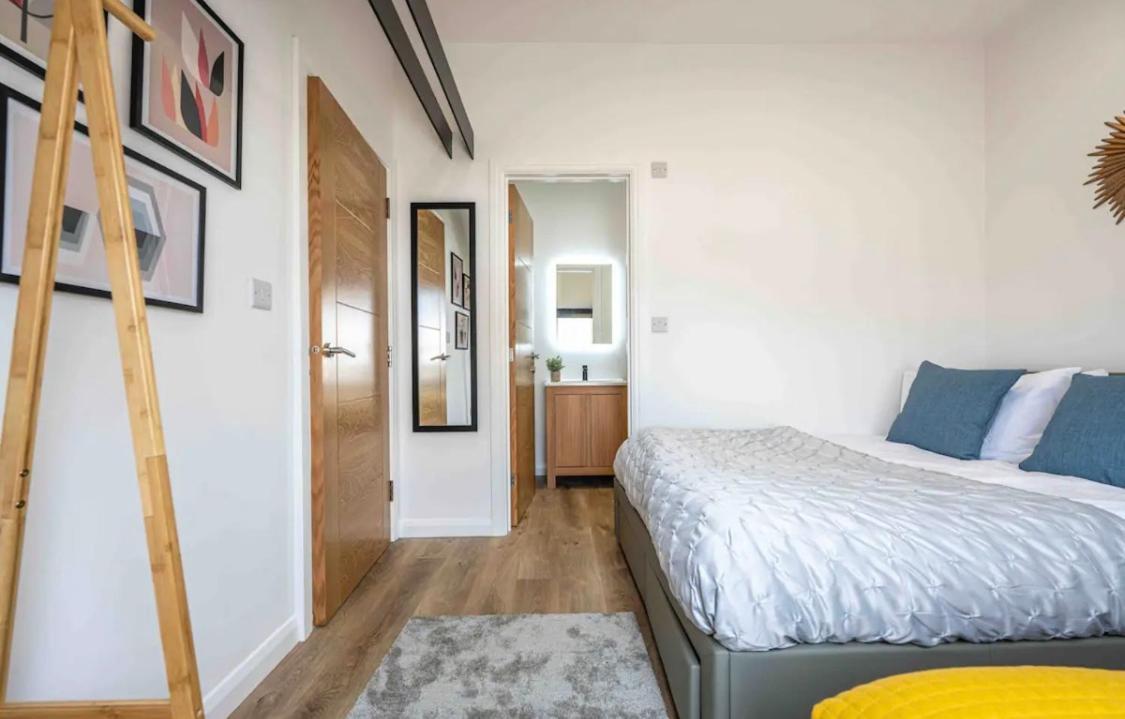 Chalet The Old School Sleeps 14 Lymington