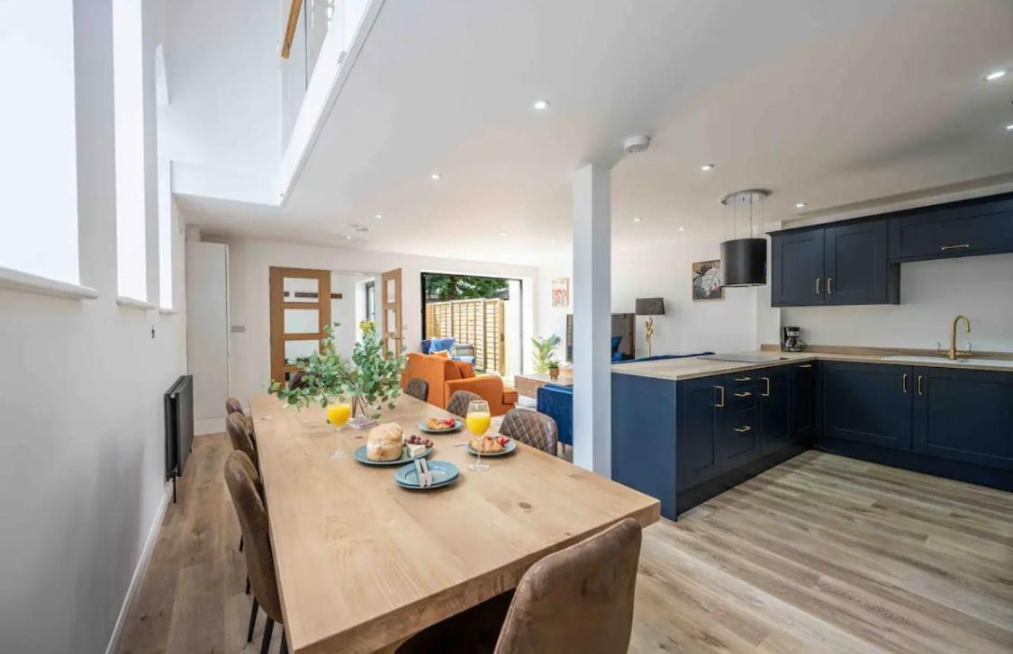 Chalet The Old School Sleeps 14 Lymington